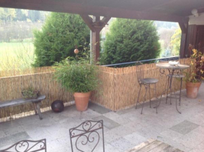 Große, hundefreundliche Ferienwohnung mit großer Terrasse in Flussnähe